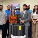 Jóvenes ingenieros diseñan un dispositivo de la NASA para resolver los desafíos que presenta el polvo lunar