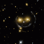 El cúmulo de galaxias SDSS J1038+4849 sonríe.